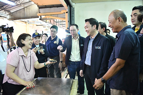 “พาณิชย์” บุกตลาดเพชรบุรี ตรวจความพร้อมร้านค้าเข้าร่วมดิจิทัลวอลเล็ต ยัน 10,000 บาท เข้ากระเป๋าแน่ปลายปีนี้