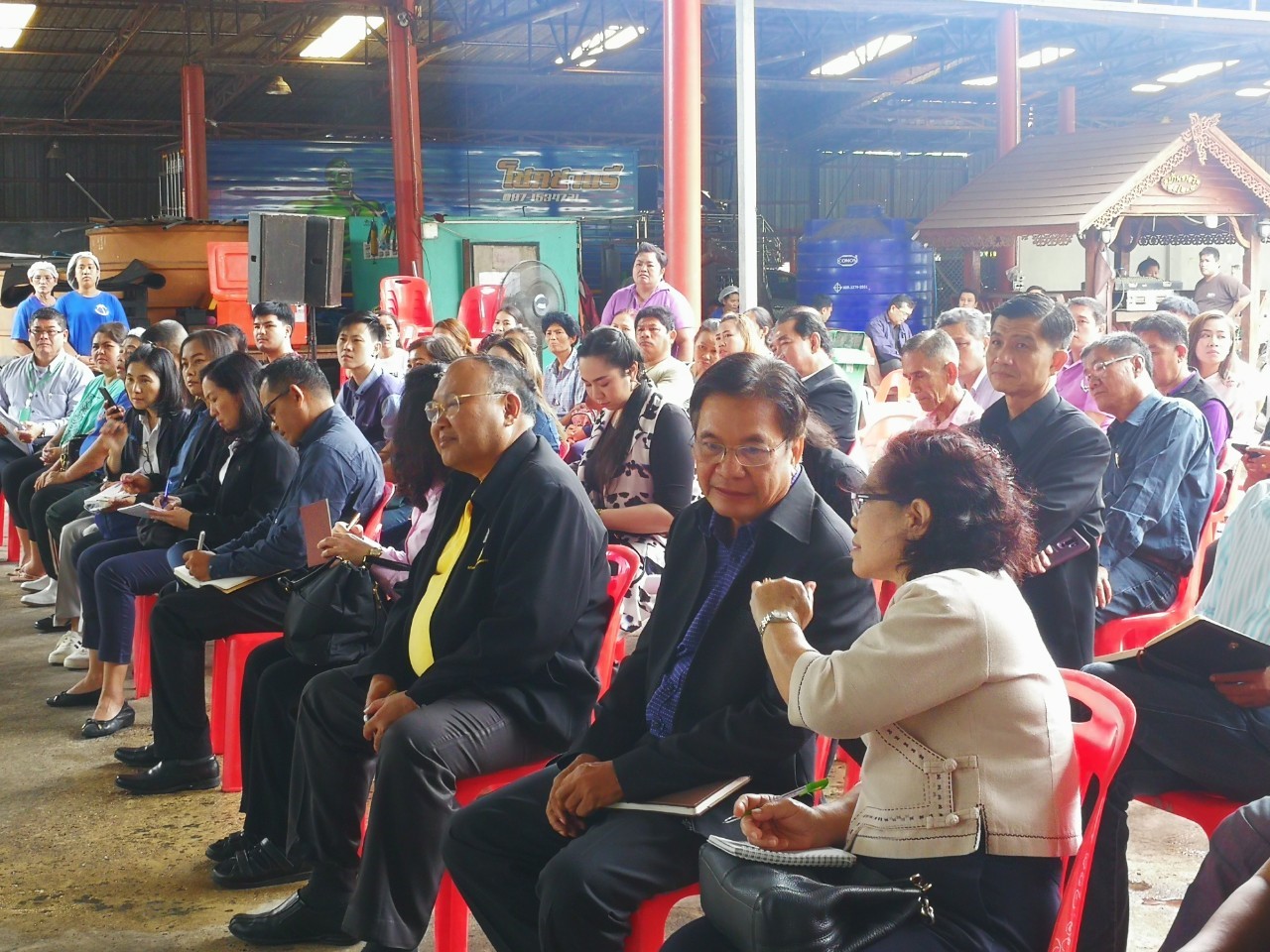 รองอธิบดีกรมการค้าภายใน ลงพื้นที่ศึกษาปัญหาเรื่องมะพร้าวและสับปะรด