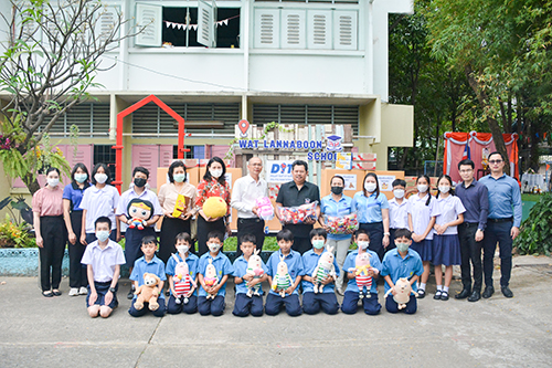 มอบของขวัญวันเด็กกับโรงเรียนในพื้นที่