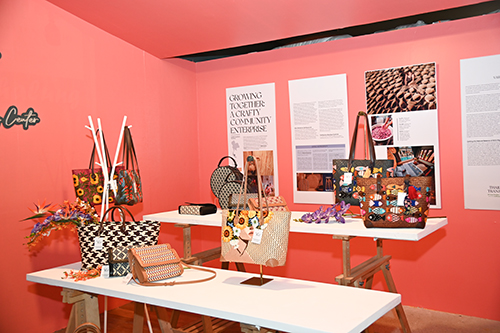 หมู่บ้านทำมาค้าขายกระจูดวรรณี