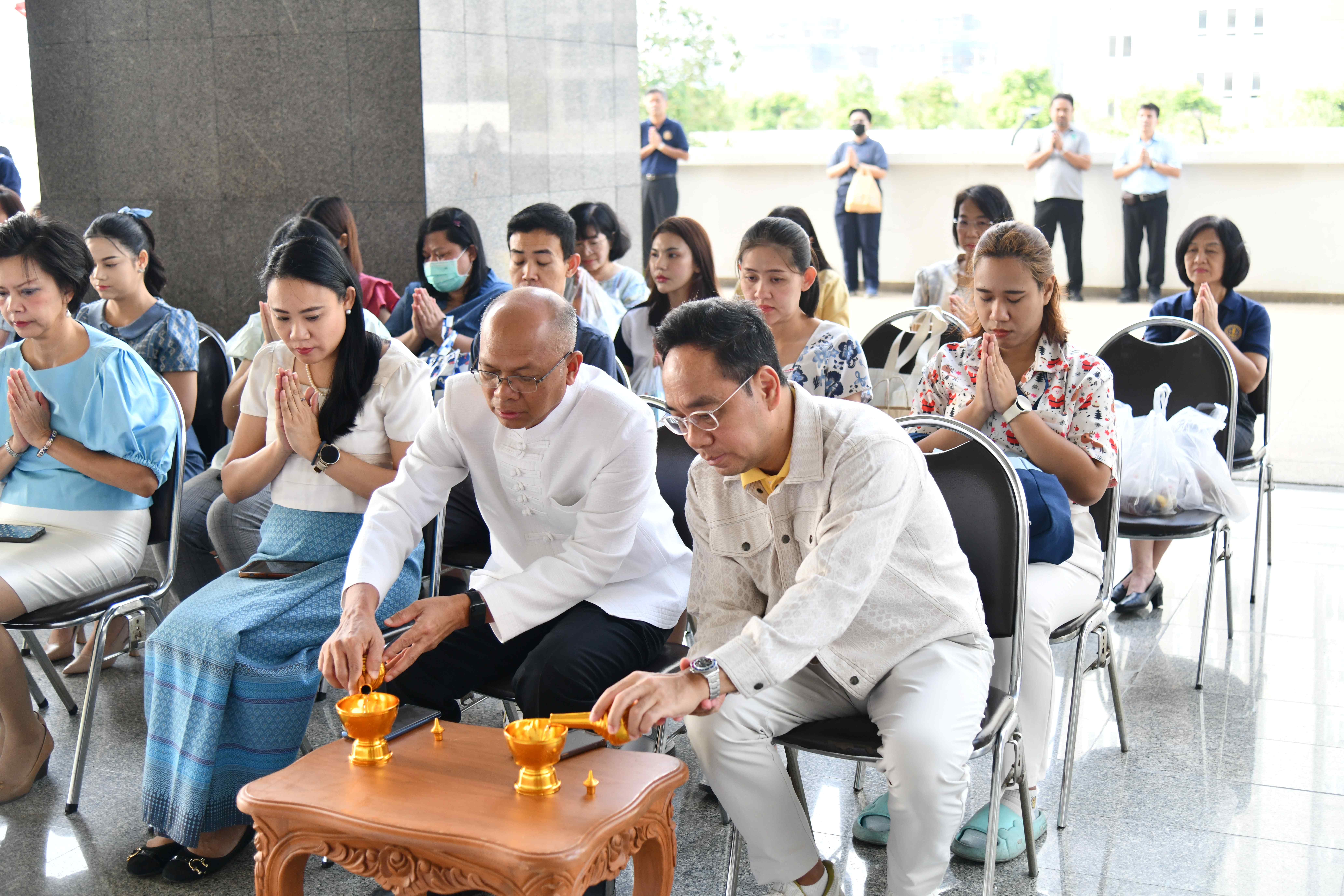 กิจกรรมตักบาตรวิถีพุทธ  น้อมธรรมนำสุข กระทรวงพาณิชย์