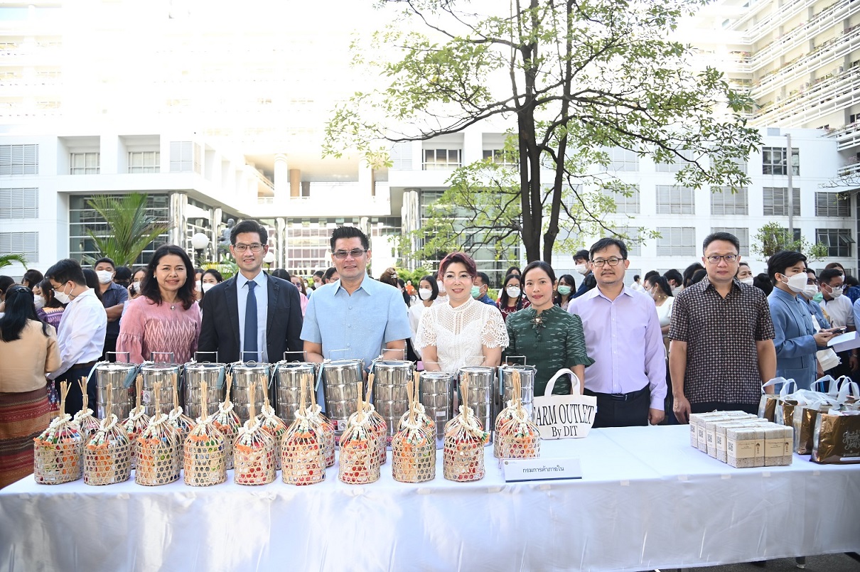 พิธีตักบาตรทำบุญเพื่อถวายพระพรชัยมงคลแด่สมเด็จพระเจ้าลูกเธอเจ้าฟ้าพัชรกิติยาภา