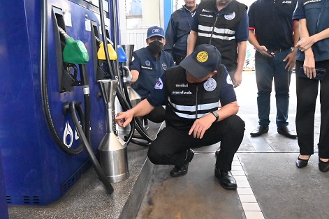 พาณิชย์ร่วมกับจังหวัดชลบุรี  บูรณาการลงพื้นที่ตรวจสอบราคาสินค้า  และสถานีบริการน้ำมัน ในช่วงเทศกาลสงกรานต์