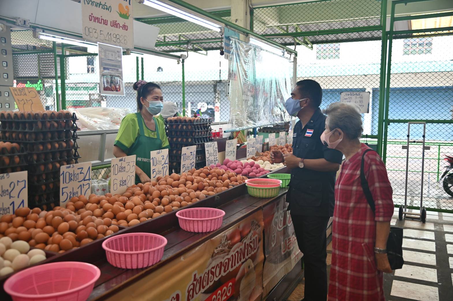 รองอธิบดีตรวจติดตามสถานการณ์การจำหน่ายสินค้าอุปโภคบริโภค