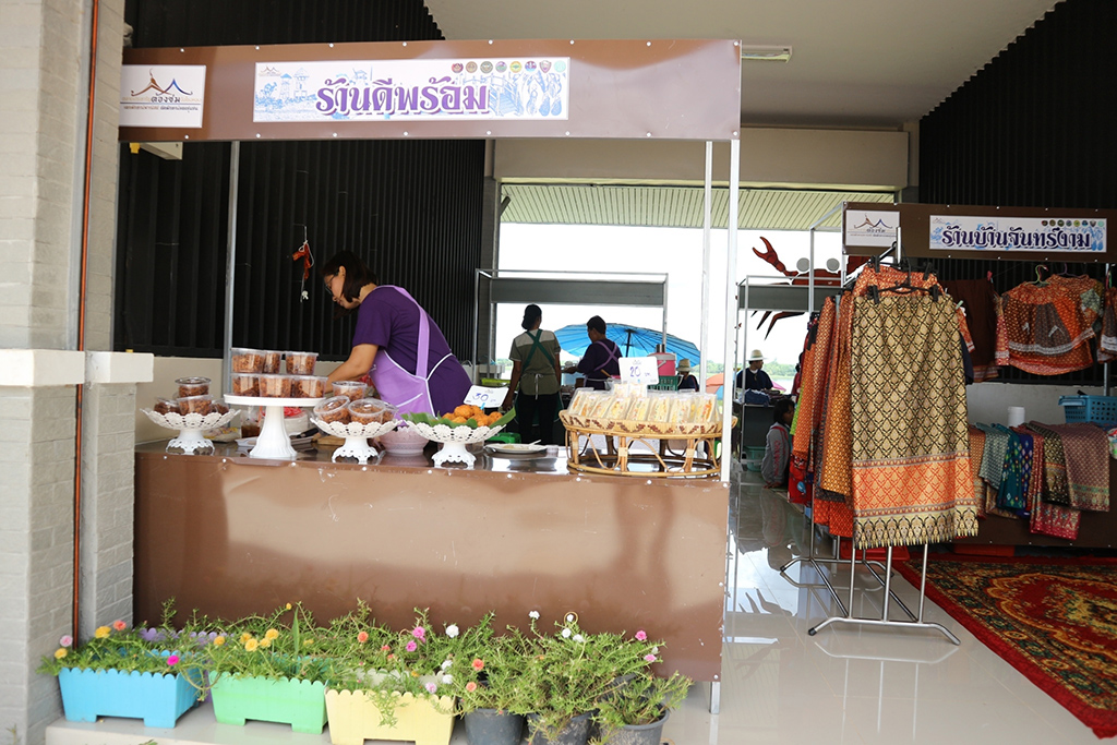 67692_แผงค้าเสื้อผ้า.jpg