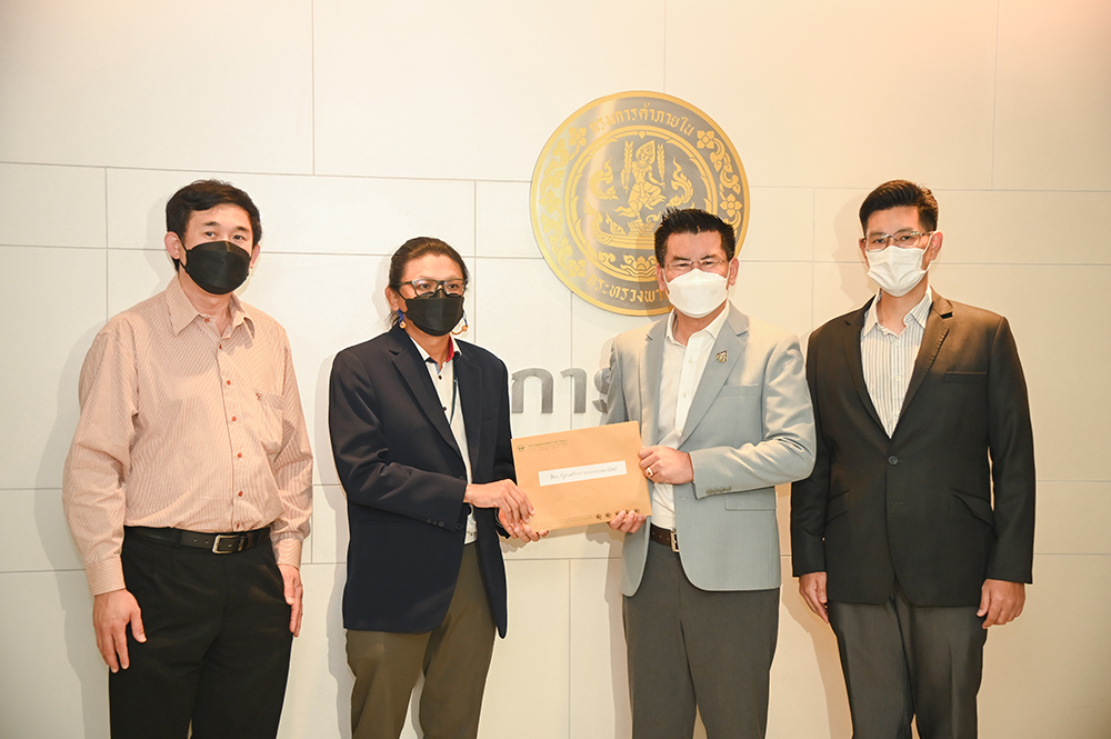 พาณิชย์ รับมอบยื่นหนังสือขอปรับขึ้นราคา จากตัวเเทนผู้ผลิตบะหมี่กึ่งสำเร็จรูป