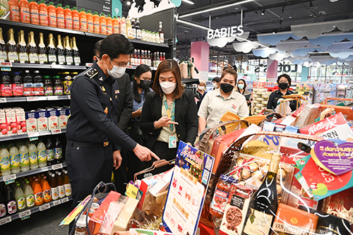 พาณิชย์ตรวจราคากระเช้าของขวัญเเละสินค้าอุปโภคบริโภคในช่วงใกล้เทศกาลปีใหม่