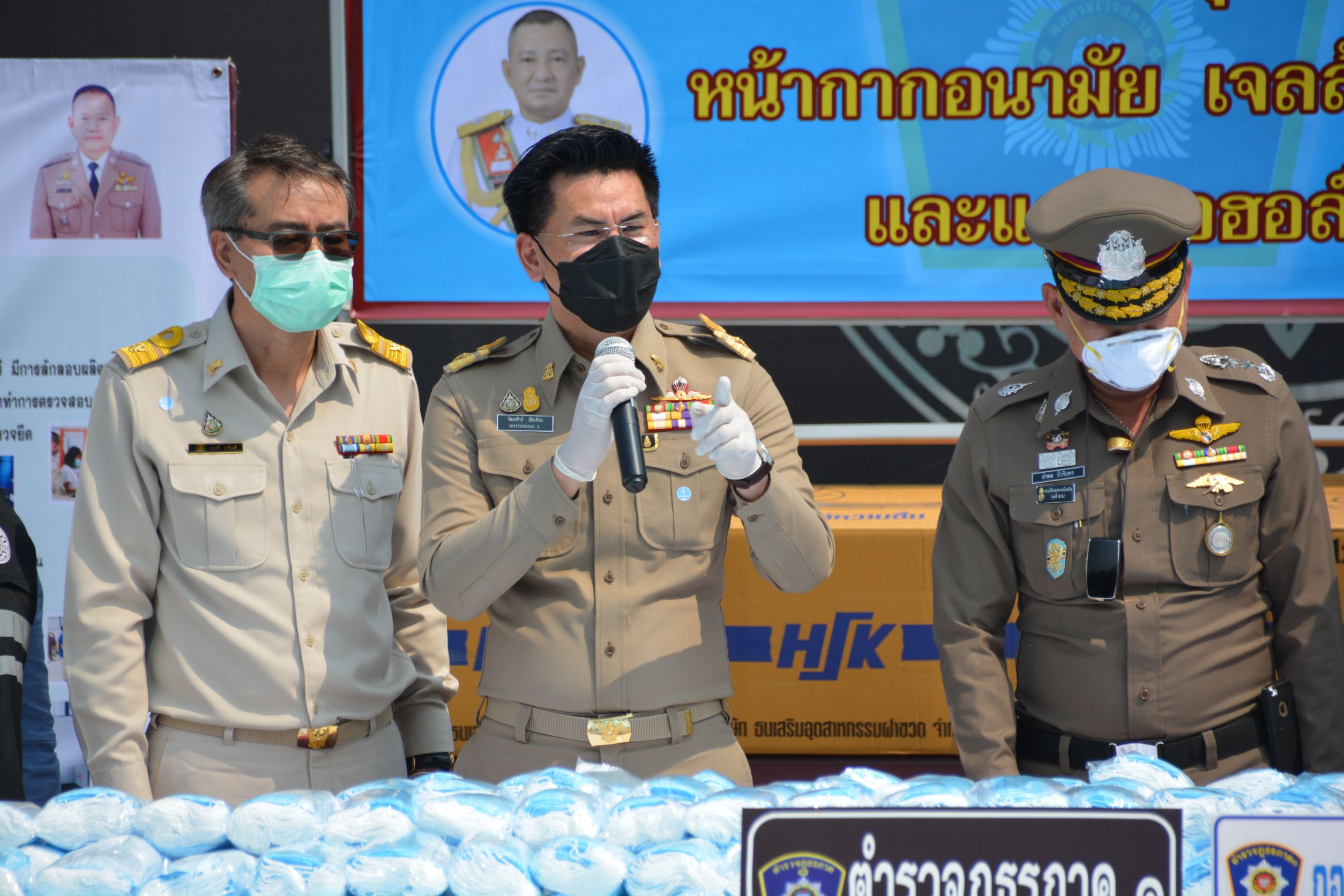 รองอธิบดี แถลงข่าวการจับกุมตรวจยึดหน้ากากอนามัย เจลล้างมือ และแอลกอฮอล์
