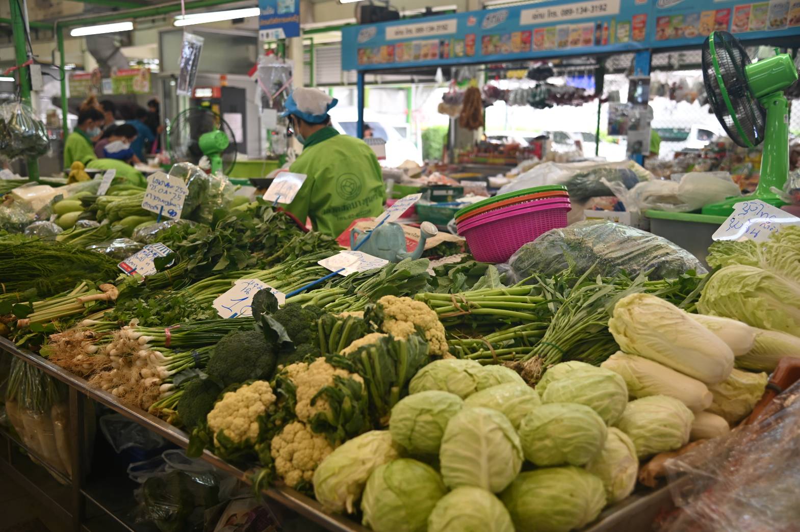 รองอธิบดีตรวจติดตามสถานการณ์การจำหน่ายสินค้าอุปโภคบริโภค