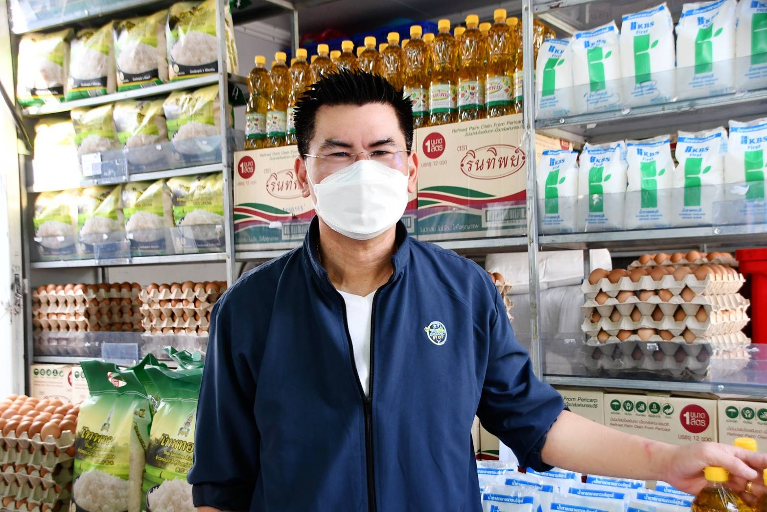 อธิบดีกรมการค้าภายใน ตรวจเยี่ยมการจำหน่ายสินค้าโมบายพาณิชย์..ลดราคา ! ช่วยประชาชน 