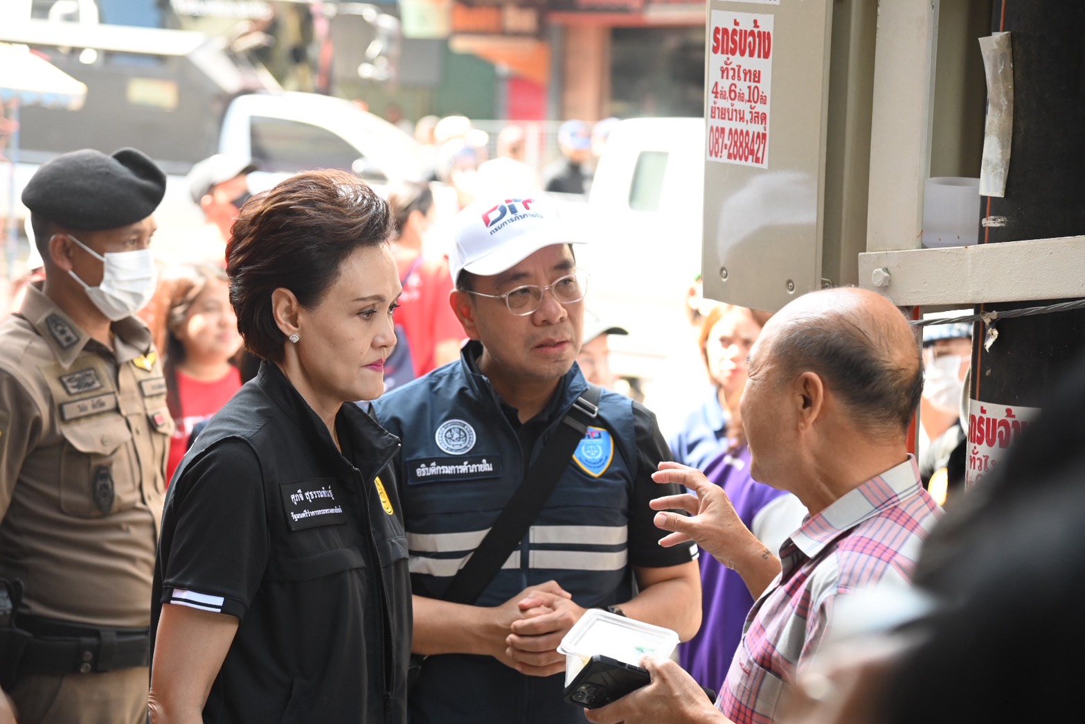 พาณิชย์ ลงพื้นที่ให้กำลังใจหาดใหญ่  มอบสิ่งของจำเป็น ทำความสะอาด พื้นที่สาธารณะ หลังเหตุอุทกภัย