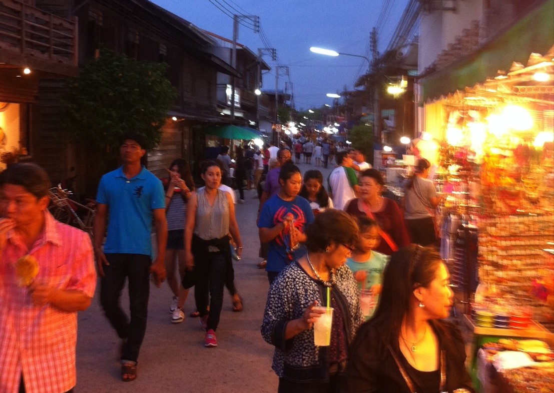 11350_ผู้คนมาซื้อ.jpg