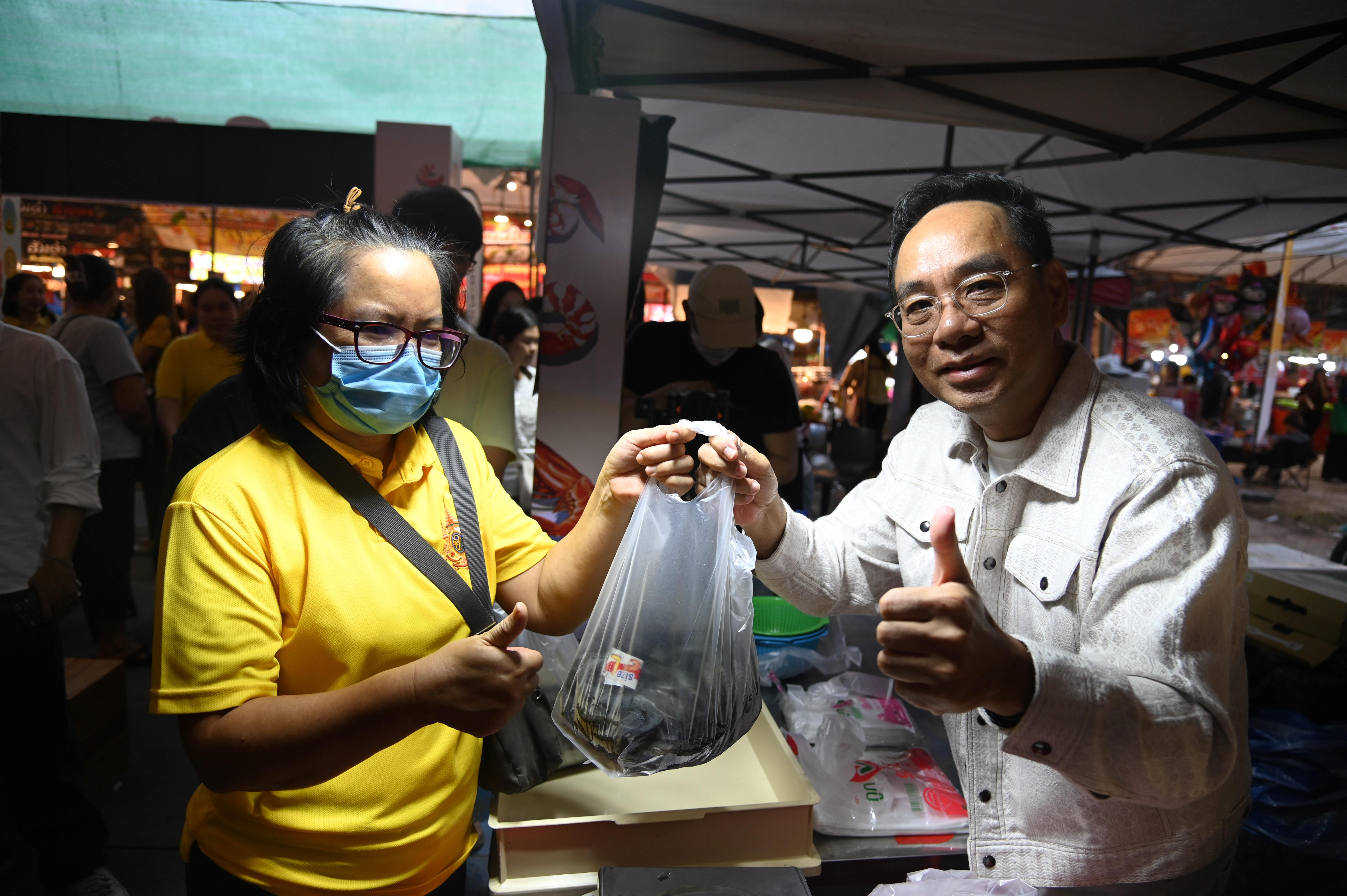 DIT@ลำพูน เชื่อมโยงสินค้ากุ้งราคาคุณภาพ สด เนื้อแน่น ส่งตรงถึงมือผู้บริโภค ยกขบวนสินค้าสินค้าธงฟ้ามาจำหน่ายในราคาพิเศษ