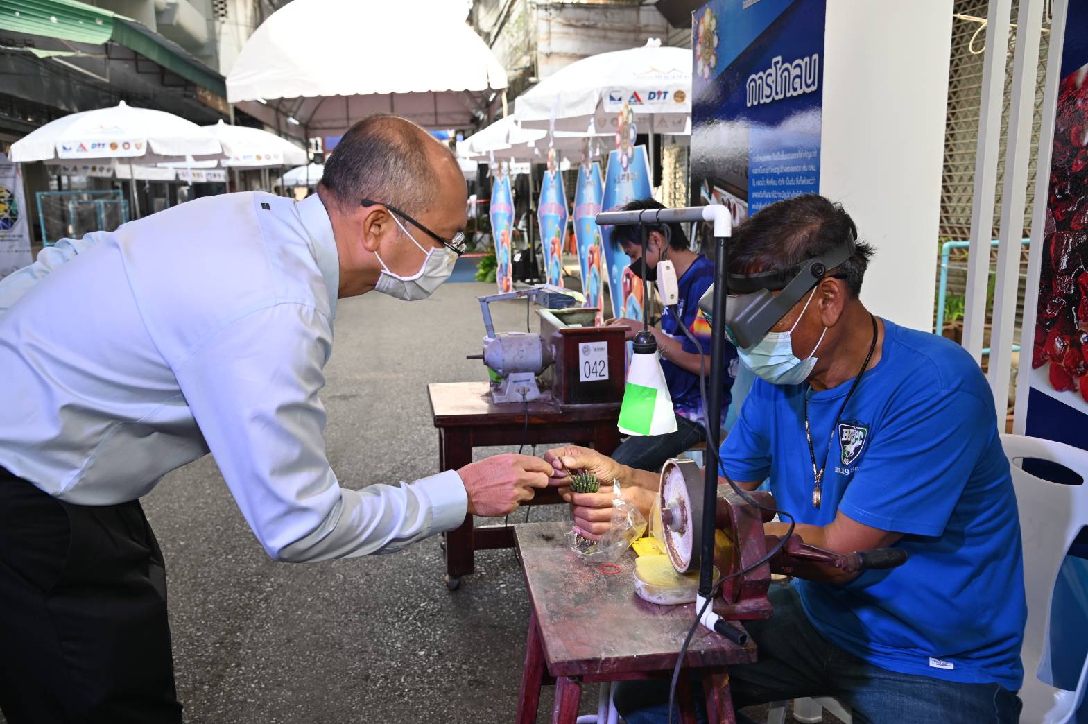 รองอธิบดีร่วมงานเปิดตลาดต้องชม ตลาดพลอย จังหวัดจันทบุรี
