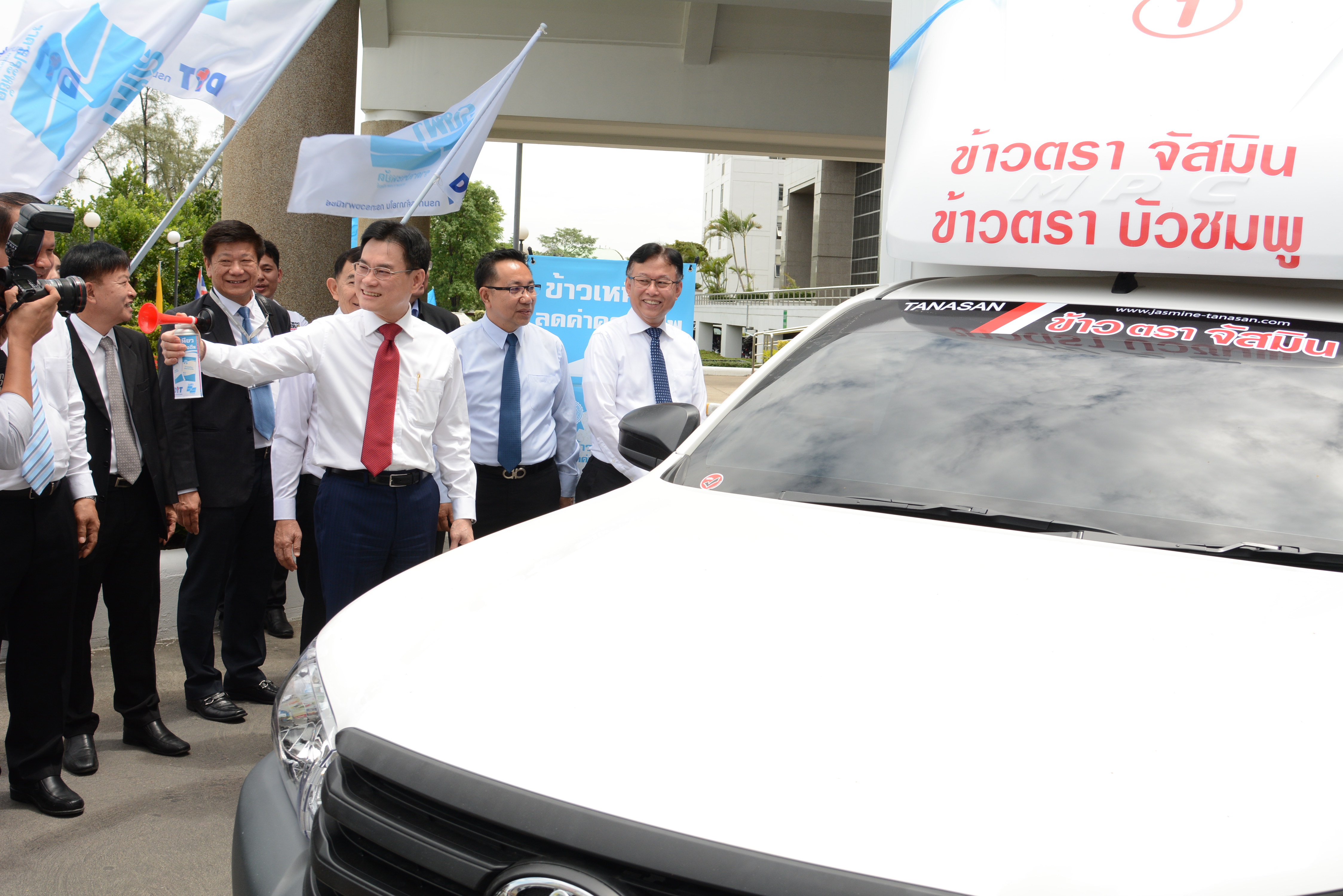 งานแถลงข่าวและปล่อยคาราวานข้าวเหนียวบรรจุถุง โครงการลดภาระค่าครองชีพผู้บริโภคข้าวเหนียว