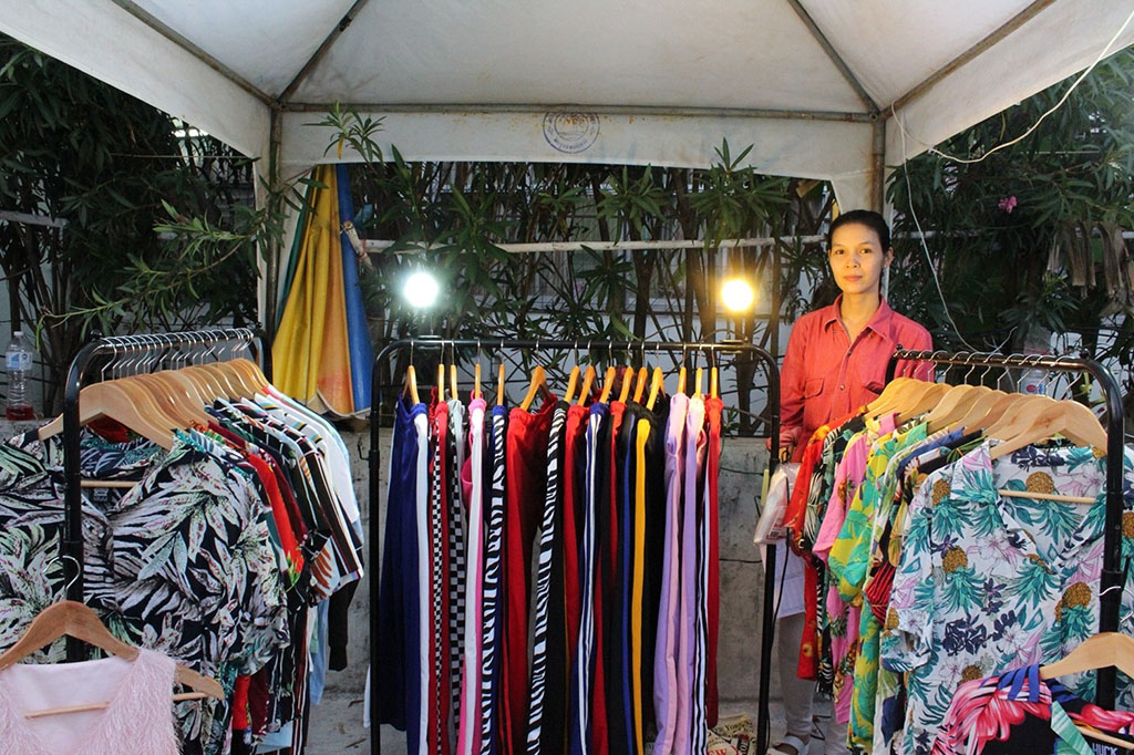 67595_แผงค้าเสื้อผ้า.jpg