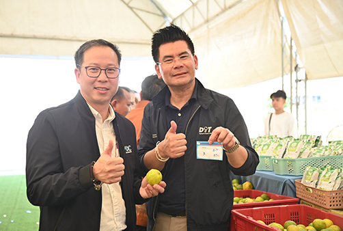 “พาณิชย์” ลดราคาจุกๆ!! ขนสินค้ากว่าพันรายการมาไว้ที่งาน “ธงฟ้าราคาประหยัด จ.หนองคาย”