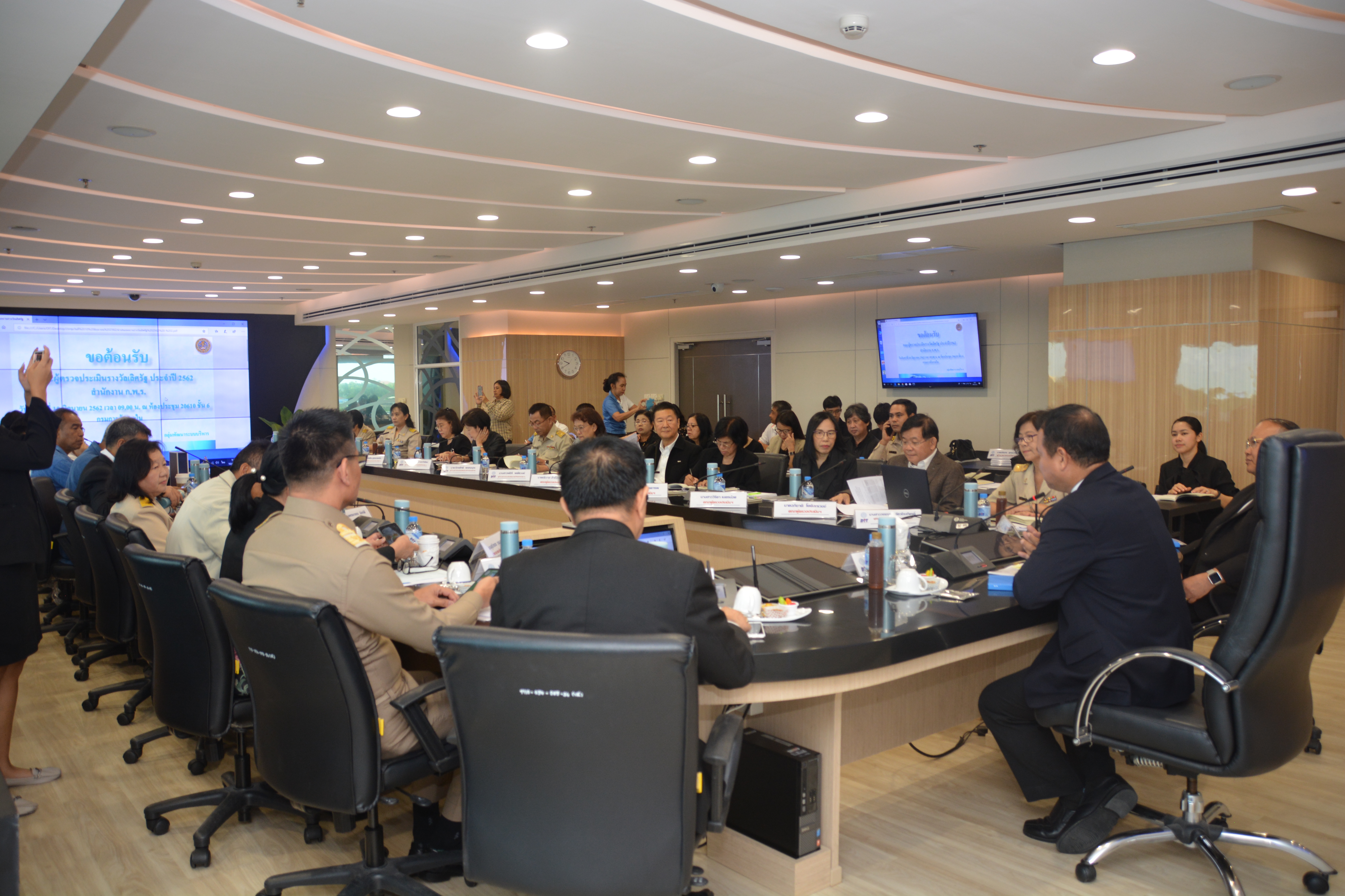 อธิบดีประชุมการตรวจประเมินรางวัลเลิศรัฐ 