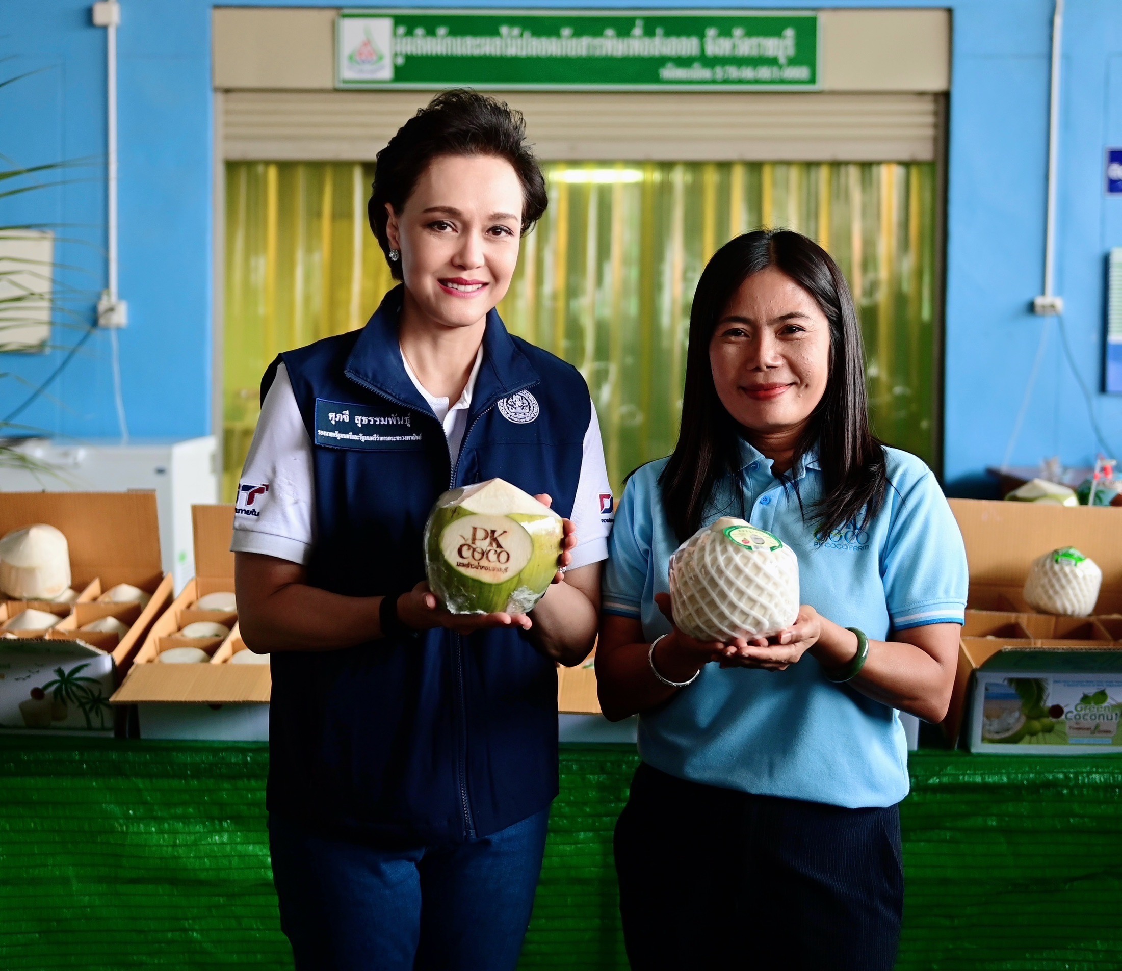 ข่าวเลขที่ 178/2569 พาณิชย์ลงพื้นที่เยี่ยมชมวิสาหกิจชุมชนต้นแบบผู้ผลิตมะพร้าวน้ำหอมคุณภาพ ติดตามระบบการจัดการผลผลิตพรีเมียม เพื่อเตรียมความพร้อมสู่ล้งชุมชนต้นแบบ (5 กรกฎาคม 2569)