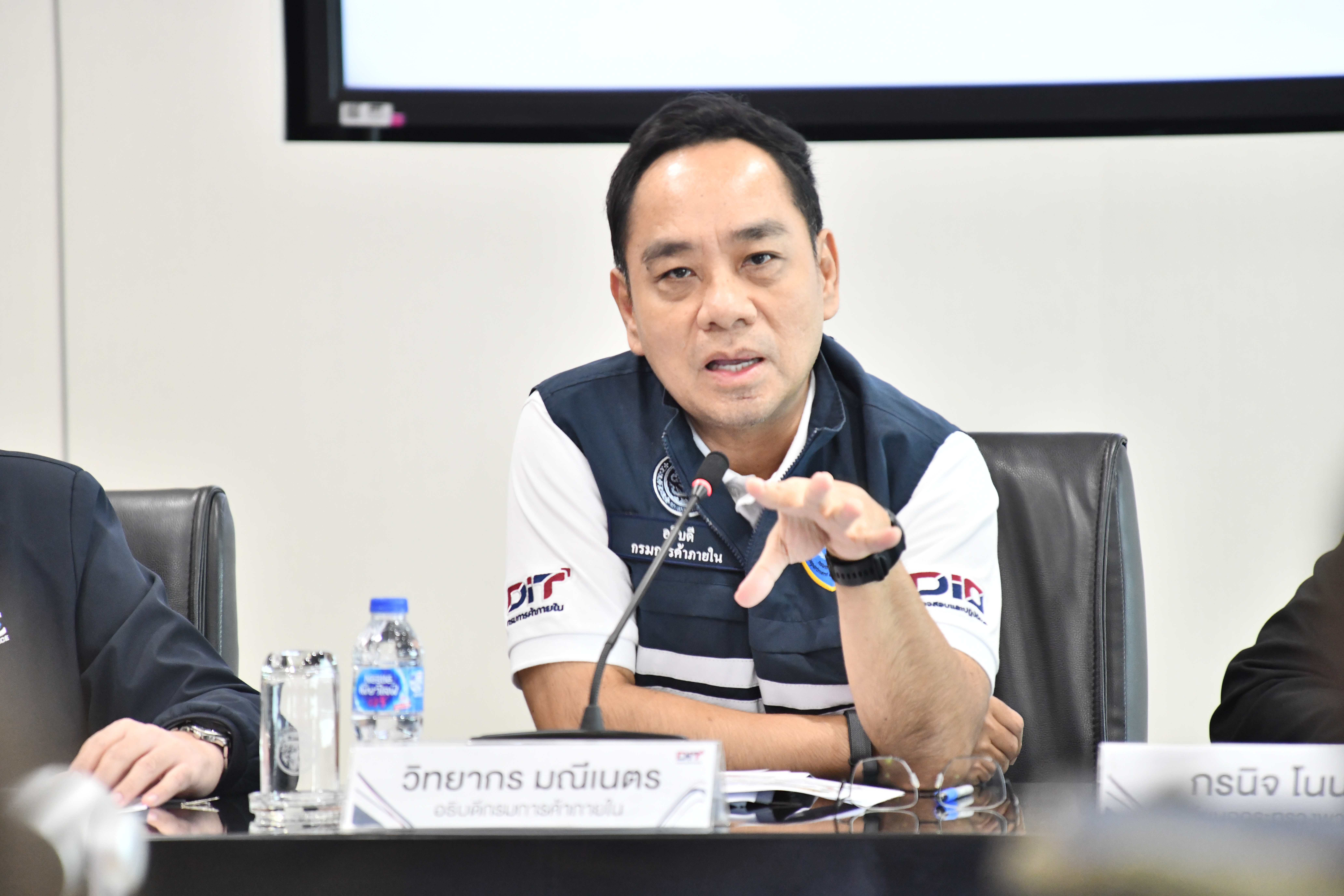 ข่าวเลขที่ 185/2569 พาณิชย์ เกาะติดต้นทุน หลังสถานการณ์พลังงานคลี่คลาย จับมือผู้ผลิตตรึงราคาสินค้า–ดูแลวัตถุดิบอาหาร เตรียมจัดโปรฯ สินค้าจำเป็น ลดค่าครองชีพประชาชน  (17 กรกฎาคม 2569)