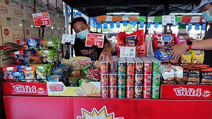 ตรวจติดตามการจำหน่ายสินค้าธงฟ้าราคาประหยัด