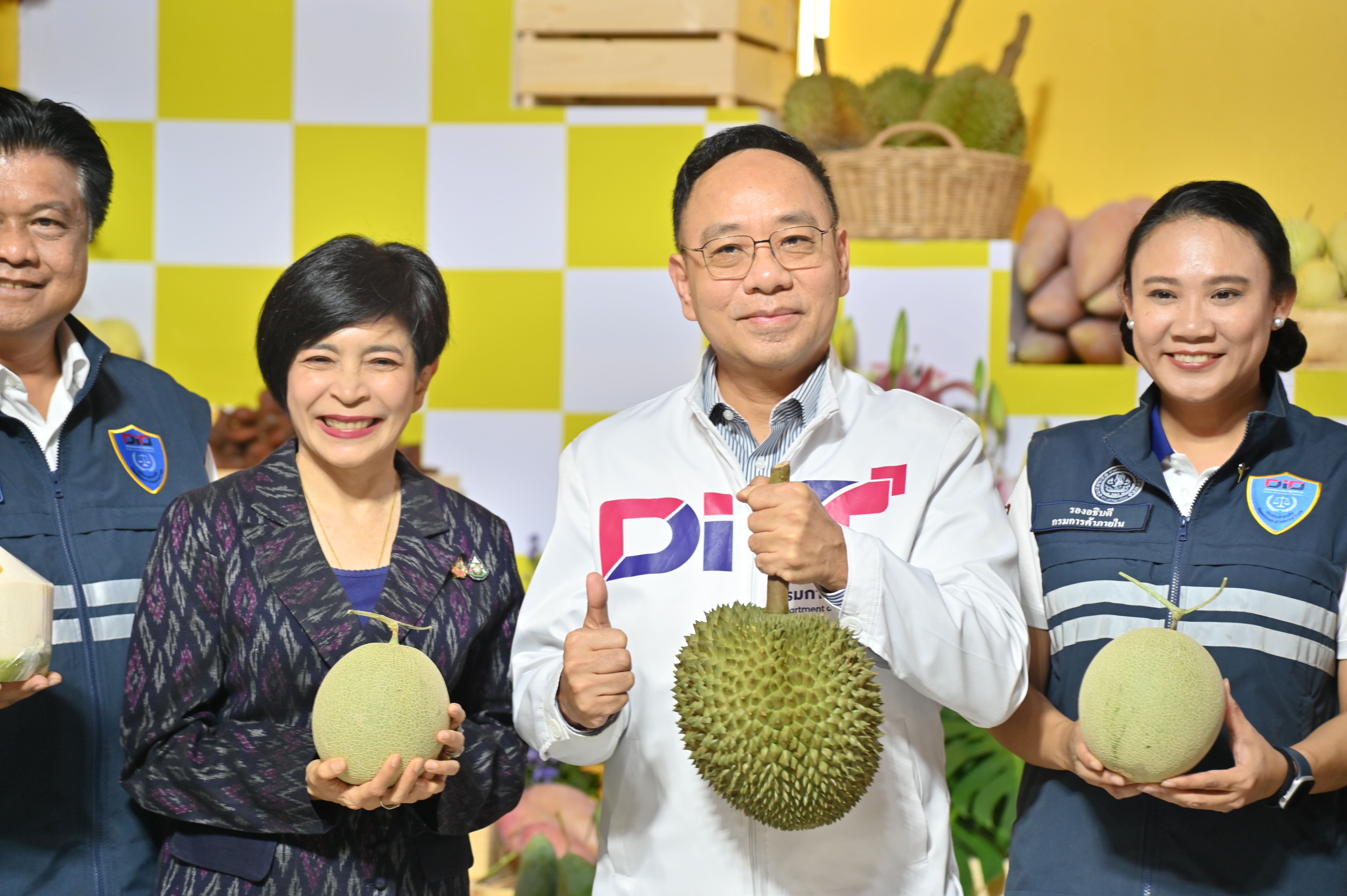 ข่าวเลขที่ 135/2569 “สุดคึกคัก! พาณิชย์ยกสวนผลไม้ไทยบุกเซ็นทรัล เวสต์เกต เปิด ‘Fruits Festival 2026’ รวมทุเรียนหายากทั่วไทย 6-11 พ.ค. คาดขายทะลุ 150 ตัน”  (8 พฤษภาคม 2569)