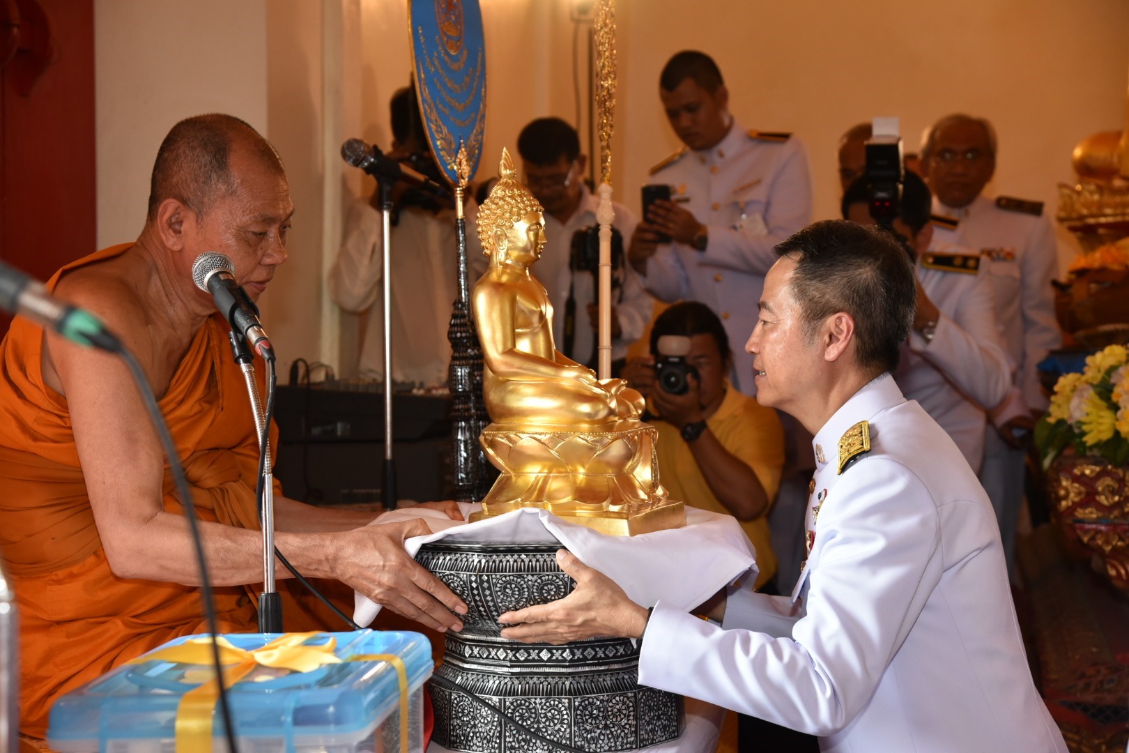รองอธิบดีเข้าร่วมพิธีถวายผ้าพระกฐินพระราชทานกระทรวงพาณิชย์