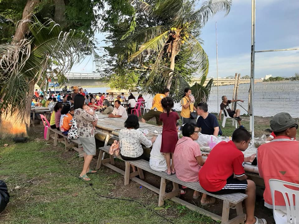 78347_นั่งกินข้าว.jpg