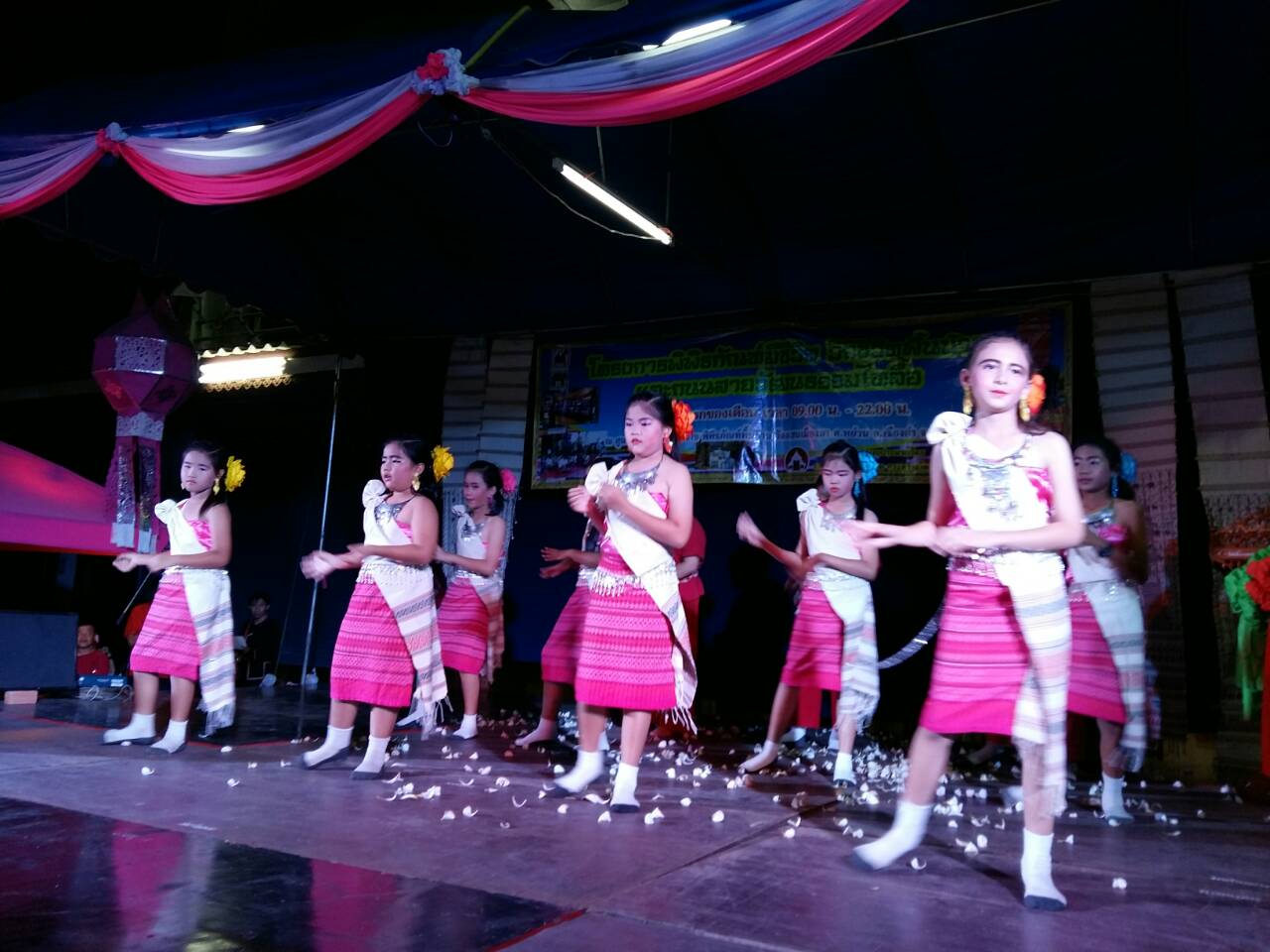 23355_การแสดงบนเวที.jpg