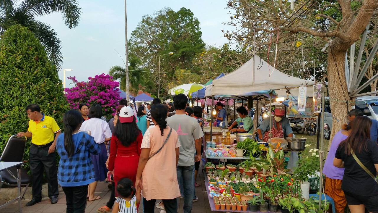 10937_ผู้คนมาซื้อของ 1.jpg