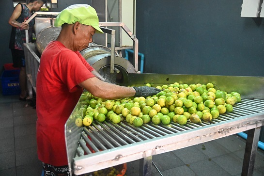กรมการค้าภายในลงพื้นที่โรงงานแปรรูปน้ำมะนาว
