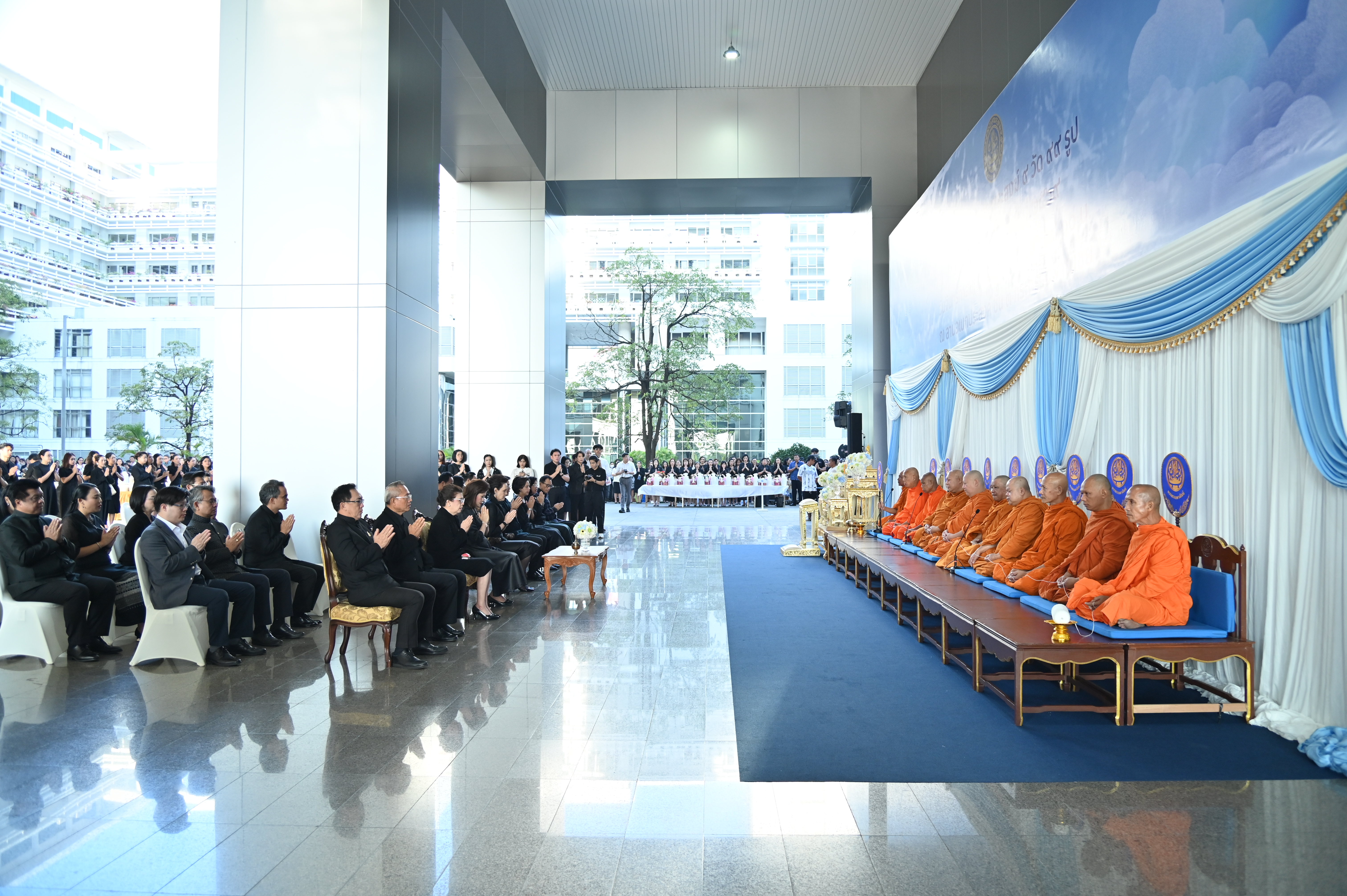 พิธีตักบาตร พระสงฆ์ 9 วัด 99 รูป เนื่องในโอกาสวันขึ้นปีใหม่ 2569