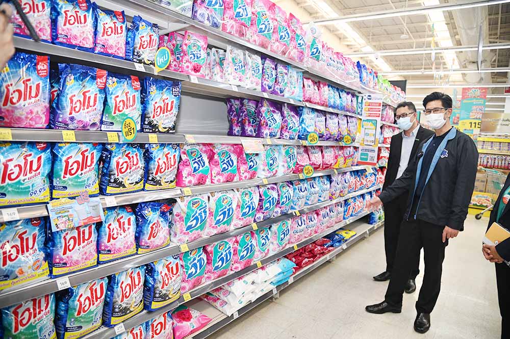 รองอธิบดีลงพื้นที่ตรวจราคาสินค้า ดูแลผู้บริโภคก่อนเทศกาลสงกรานต์