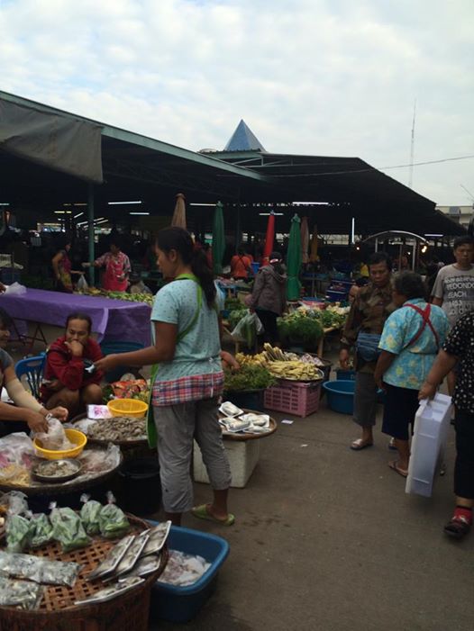 33550_บริเวณด้านหน้าตลาด.jpg