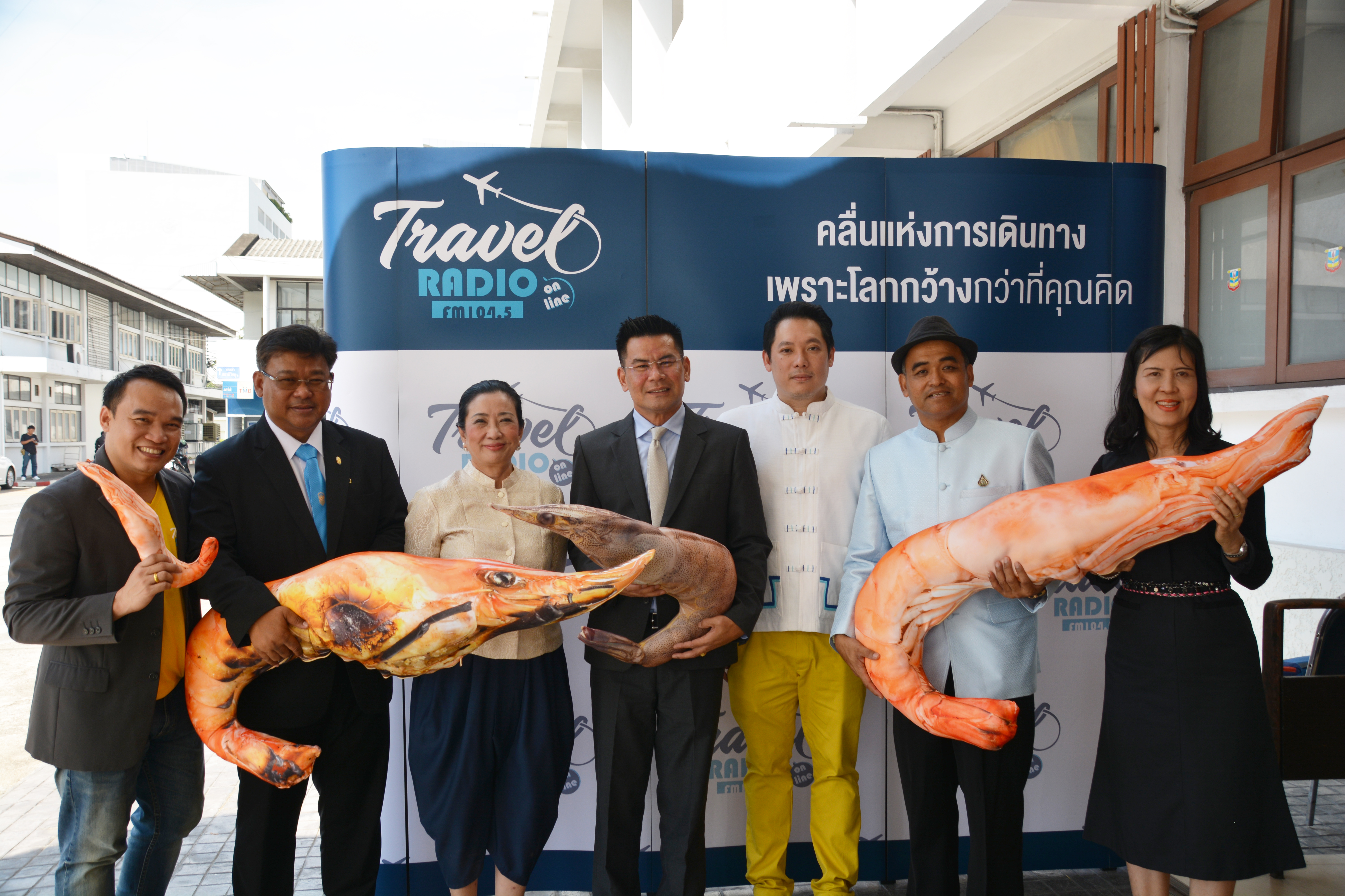 รองอธิบดี ร่วมรณรงค์การบริโภคกุ้งเพื่อช่วยเหลือเกษตรกร