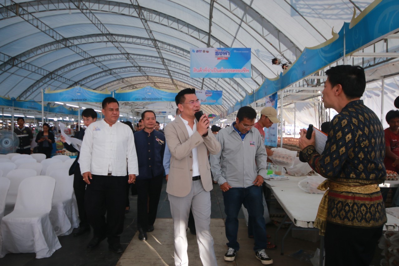 เปิดงานมหกรรมธงฟ้าลดค่าครองชีพผู้ประสบภัยจังหวัดบุรีรัมย์