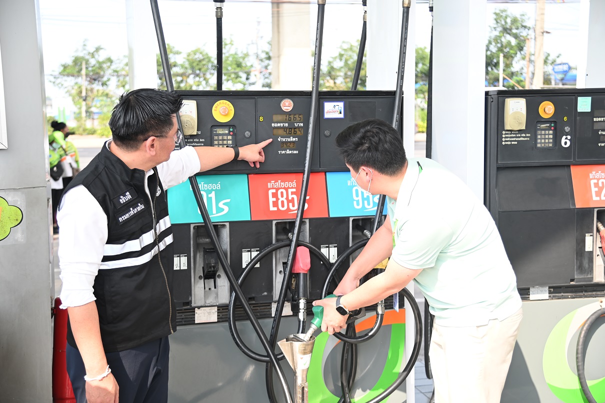 พาณิชย์ตรวจสอบความถูกต้องของสถานีบริการน้ำมันพีทีและบางจาก
