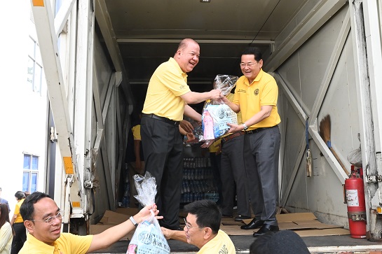 พาณิชย์ห่วงใยสู้ภัยน้ำท่วม บรรจุถุงยังชีพเพื่อเตรียมส่งมอบให้แก่ผู้ประสบภัยน้ำท่วม