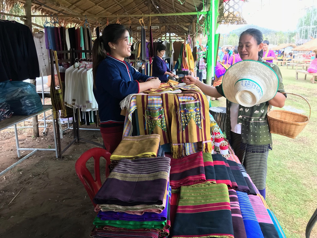 67523_แผงค้าเสื้อผ้า.jpg