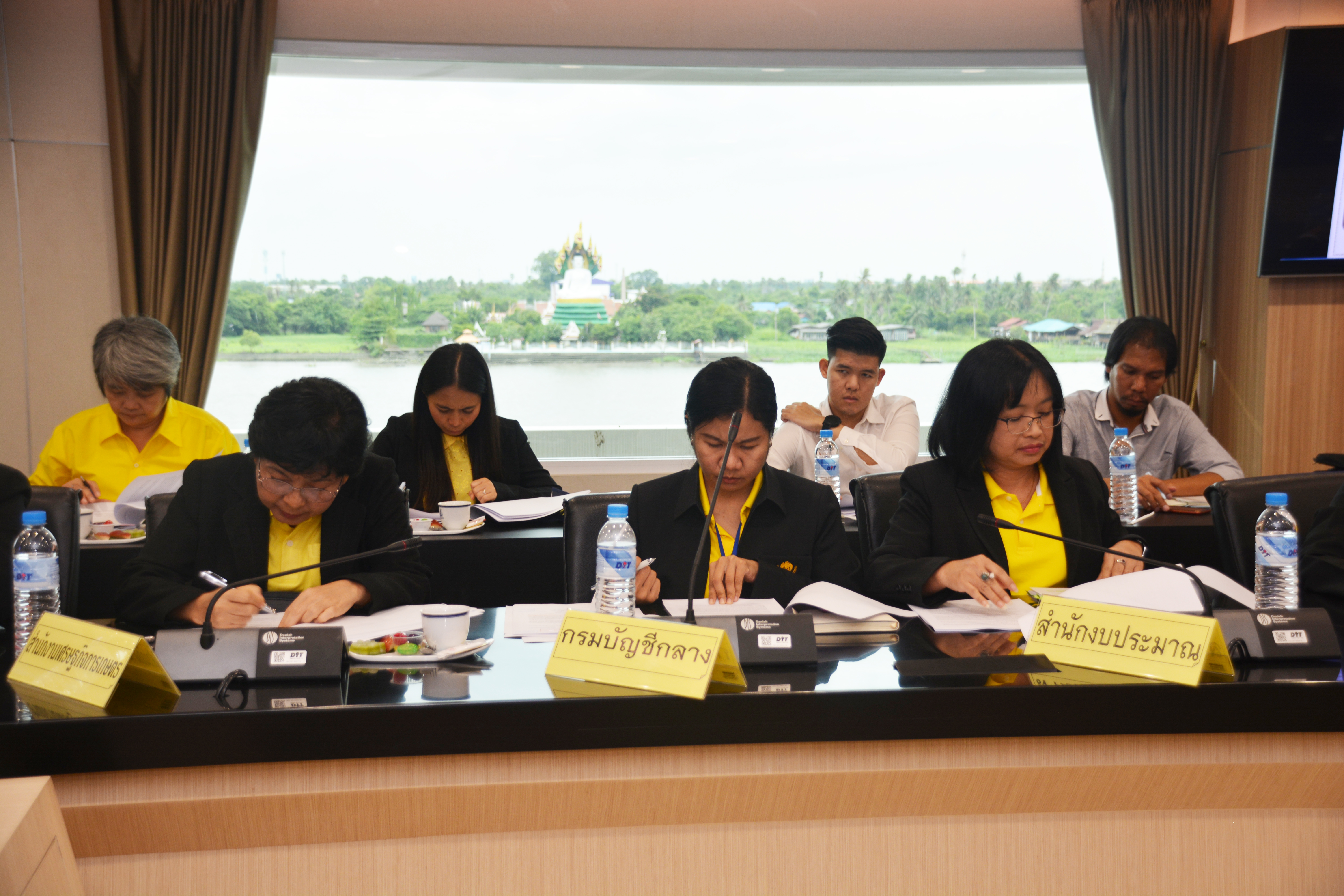 อธิบดีเป็นประธานการประชุมหารือแก้ไขปัญหามาตรการช่วยเหลือเกษตรกรผู้ปลูกมันสำปะหลังที่ประสบปัญหาโรคไวรัสใบด่างมันสำปะหลัง
