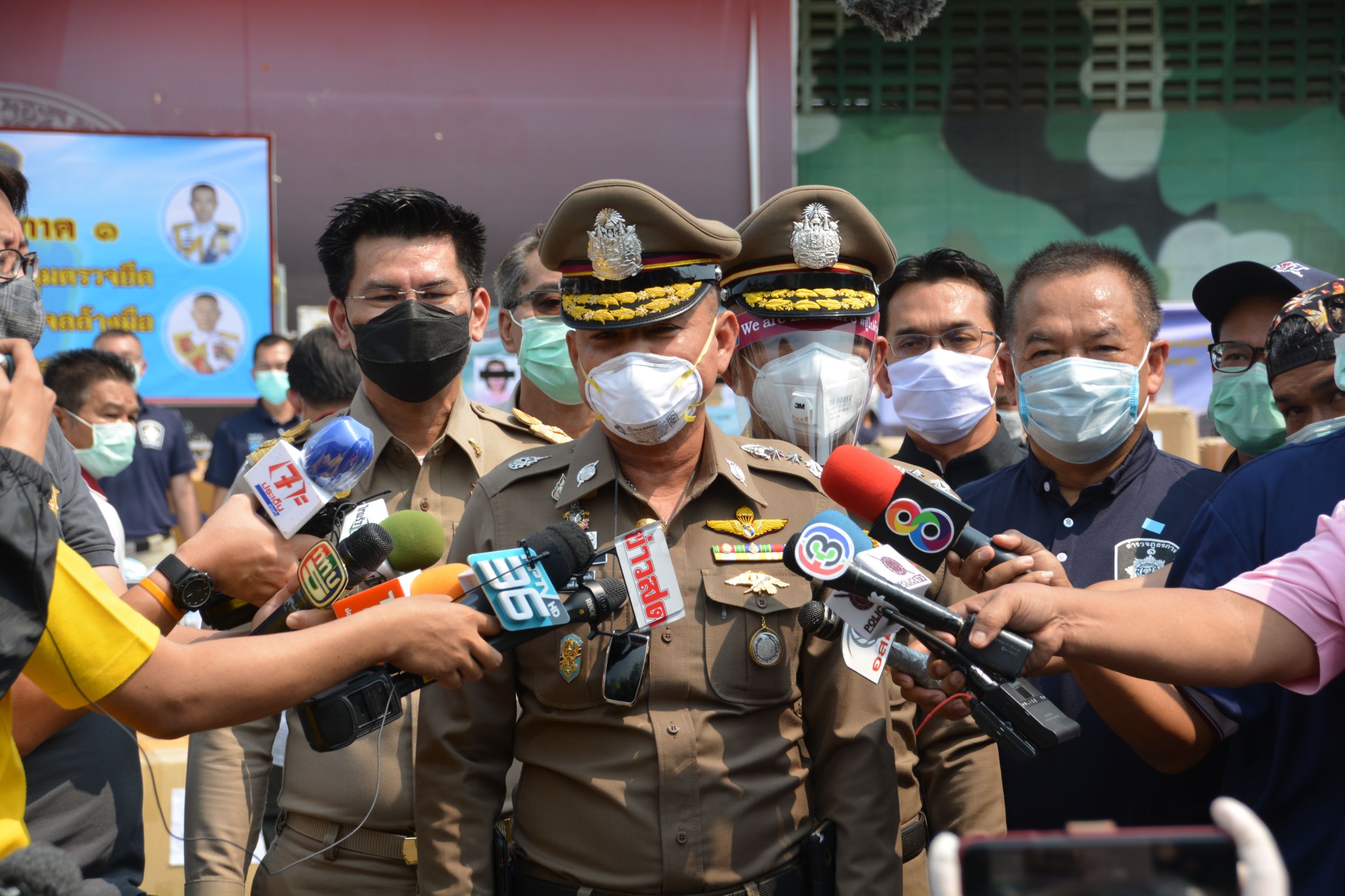 รองอธิบดี แถลงข่าวการจับกุมตรวจยึดหน้ากากอนามัย เจลล้างมือ และแอลกอฮอล์