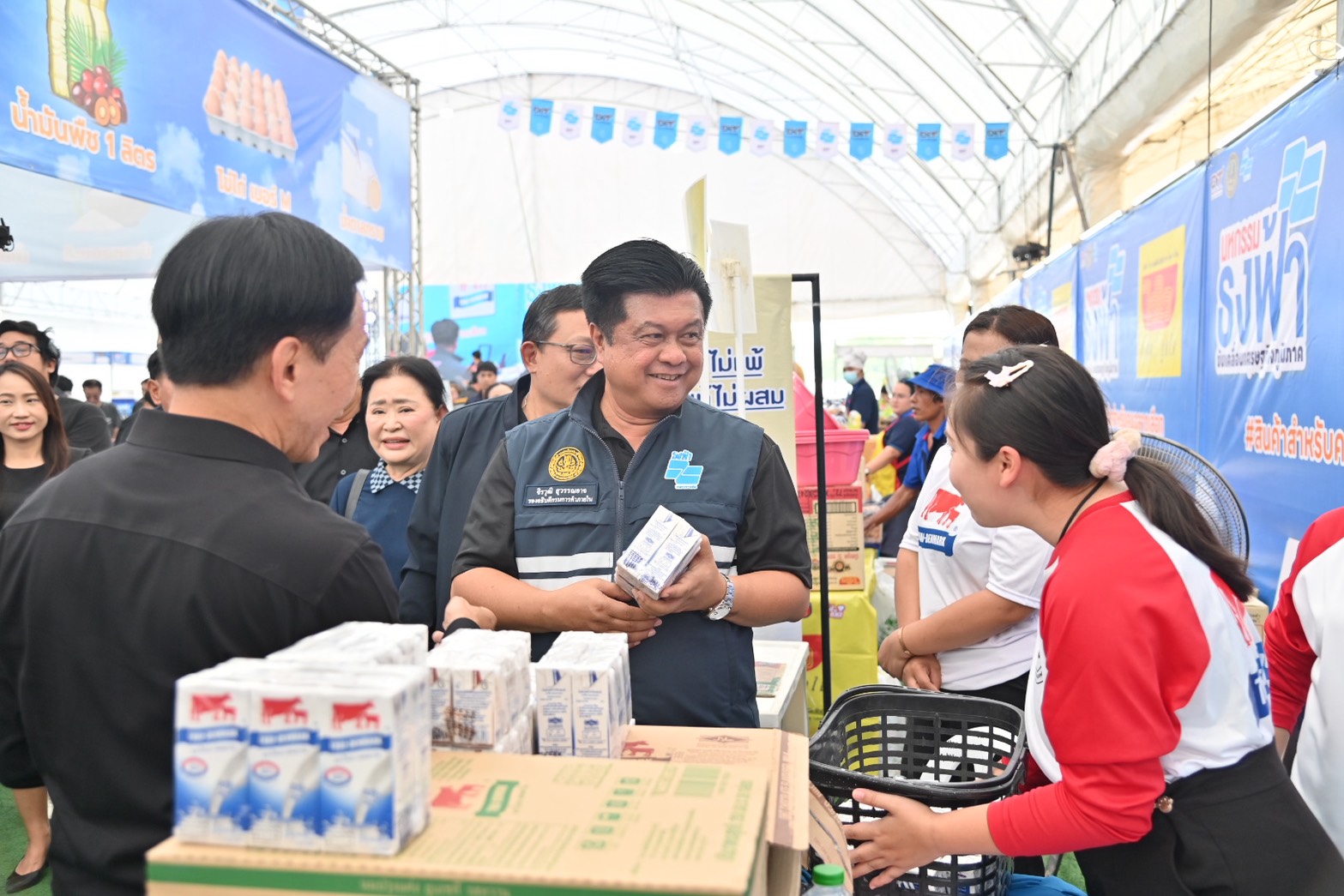 ข่าวเลขที่ 96/2569 “พาณิชย์” ลุยลดค่าครองชีพประชาชน-ช่วยผู้ประกอบการ ยกทัพสินค้าราคาประหยัด จำหน่ายสินค้าราคาประหยัดให้พี่น้องชาวกาญจนบุรีในงาน “มหกรรมธงฟ้าขับเคลื่อนเศรษฐกิจภูมิภาค” (24 มีนาคม 2569)