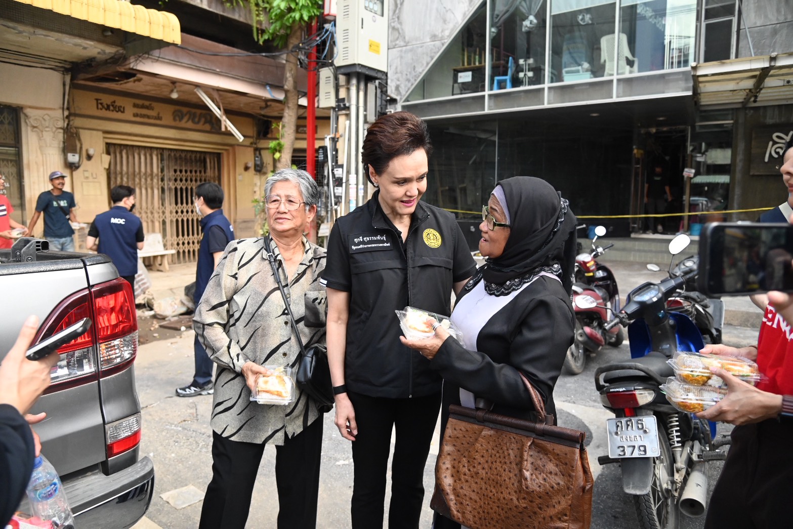 พาณิชย์ ลงพื้นที่ให้กำลังใจหาดใหญ่  มอบสิ่งของจำเป็น ทำความสะอาด พื้นที่สาธารณะ หลังเหตุอุทกภัย