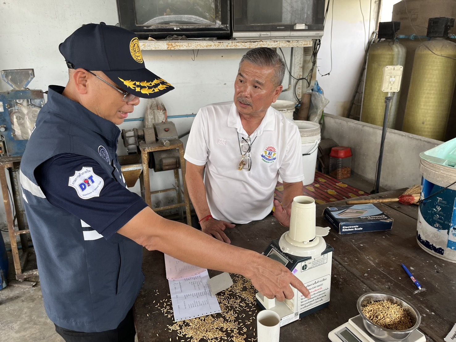 “พาณิชย์” ลงพื้นที่ต่อเนื่อง ! ตรวจผู้ประกอบการรับซื้อข้าวเปลือก สร้างความเป็นธรรมให้เกษตรกร