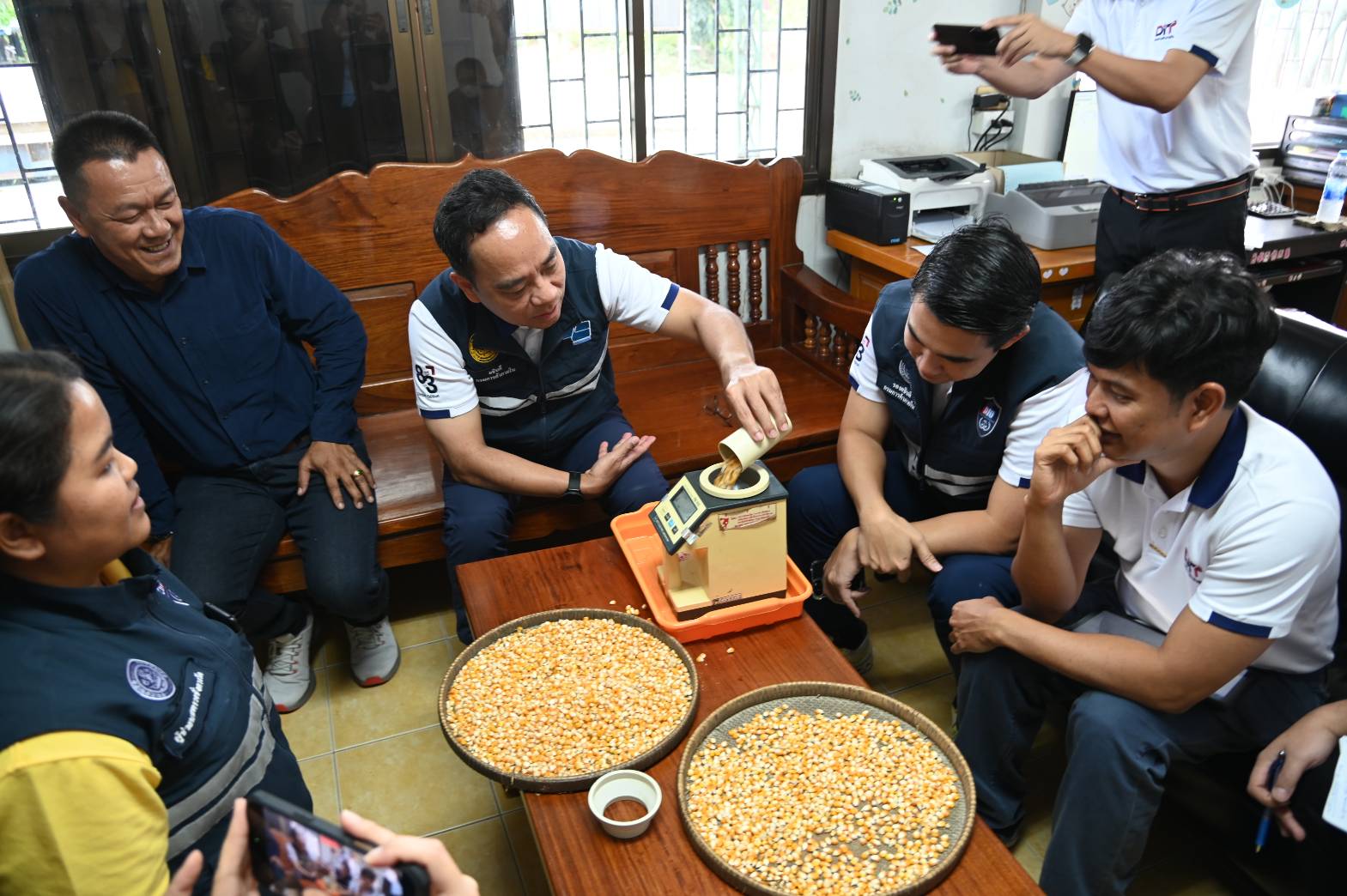 DIT ลงพื้นที่ตรวจสอบติดตามสถานการณ์การรับซื้อข้าวโพดเลี้ยงสัตว์