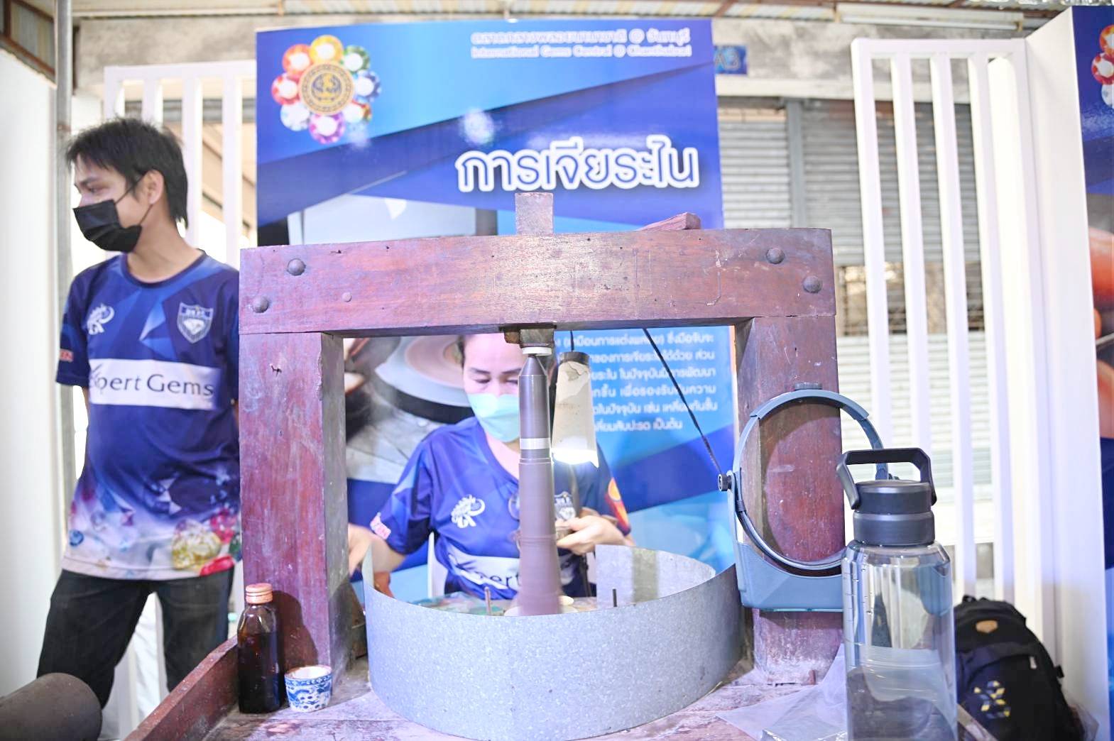 รองอธิบดีร่วมงานเปิดตลาดต้องชม ตลาดพลอย จังหวัดจันทบุรี