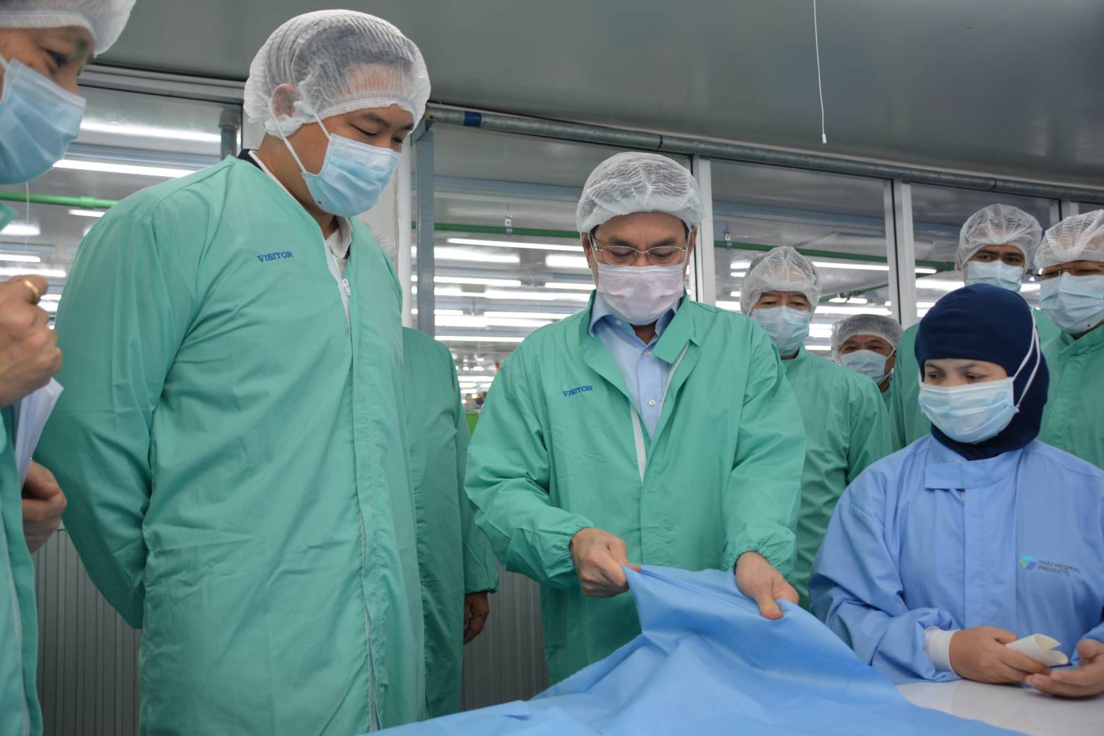 รัฐมนตรีว่าการกระทรวงพาณิชย์ตรวจเยี่ยมโรงงานผลิตหน้ากากอนามัย และตรวจสอบสถานการณ์การจำหน่ายหน้ากากอนามัย