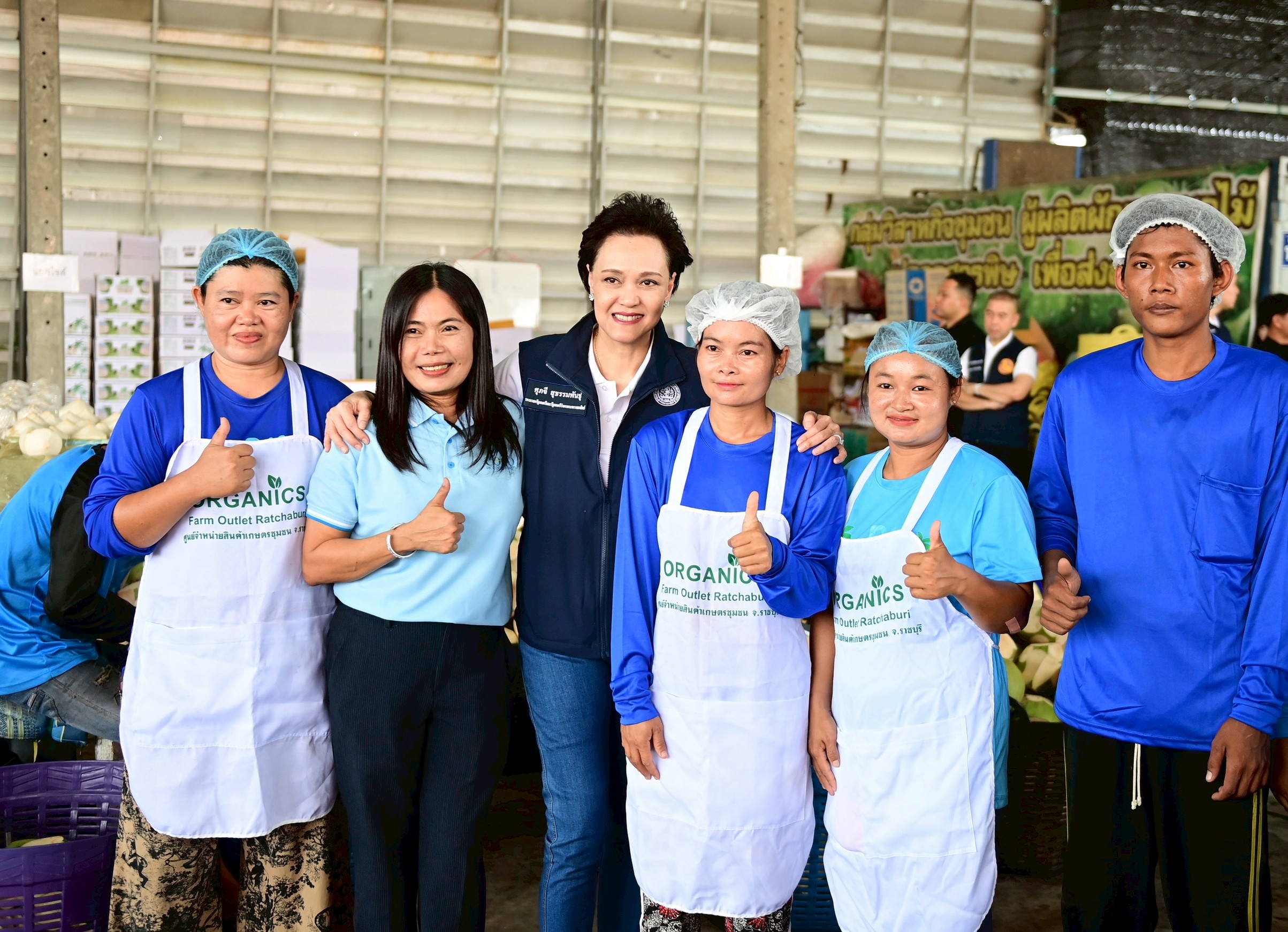 ข่าวเลขที่ 178/2569 พาณิชย์ลงพื้นที่เยี่ยมชมวิสาหกิจชุมชนต้นแบบผู้ผลิตมะพร้าวน้ำหอมคุณภาพ ติดตามระบบการจัดการผลผลิตพรีเมียม เพื่อเตรียมความพร้อมสู่ล้งชุมชนต้นแบบ (5 กรกฎาคม 2569)