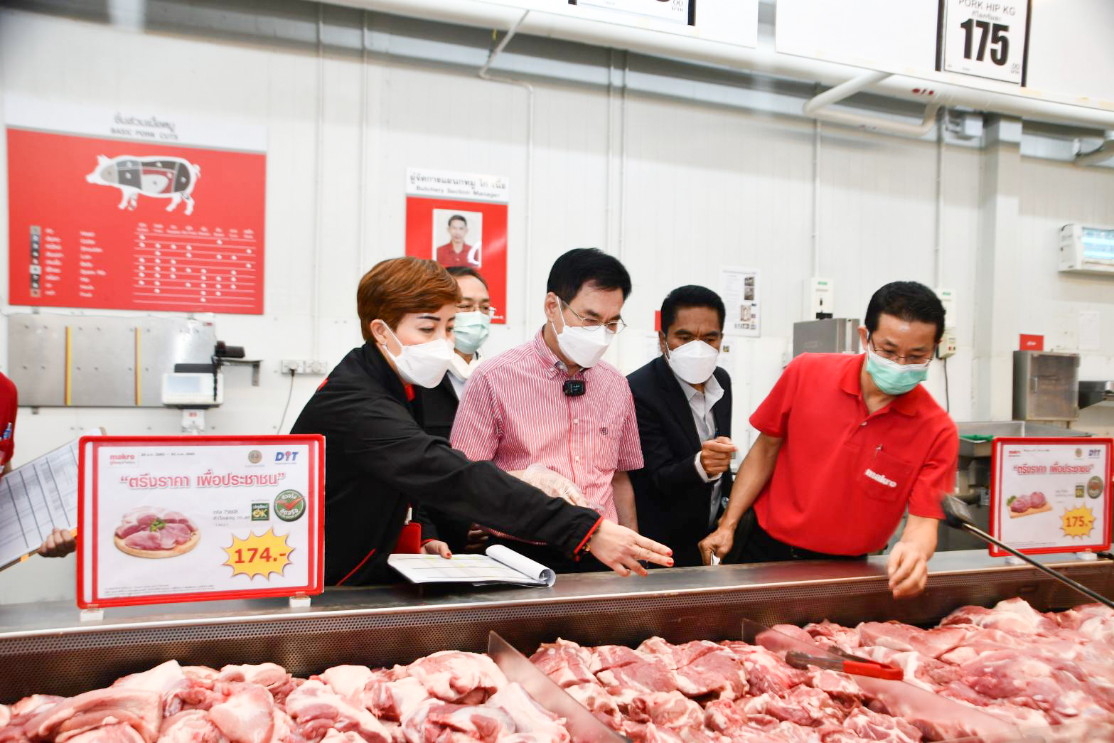 ตรวจเยี่ยมการจำหน่ายสินค้าราคาพิเศษในช่วงเทศกาลตรุษจีน