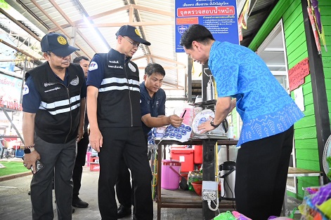 พาณิชย์ร่วมกับจังหวัดชลบุรี  บูรณาการลงพื้นที่ตรวจสอบราคาสินค้า  และสถานีบริการน้ำมัน ในช่วงเทศกาลสงกรานต์